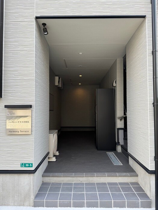 物件外観写真3　(エントランス部分)