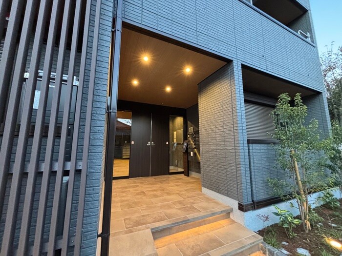 D-ROOMPREMIUM多磨霊園駅のエントランス部分