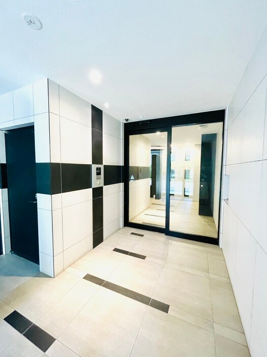 物件外観写真5　(エントランス部分)