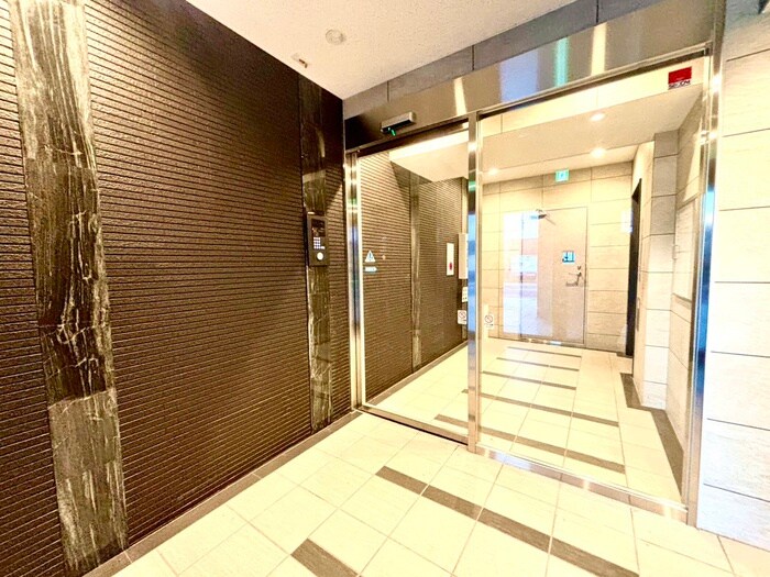 物件外観写真2　(エントランス部分)