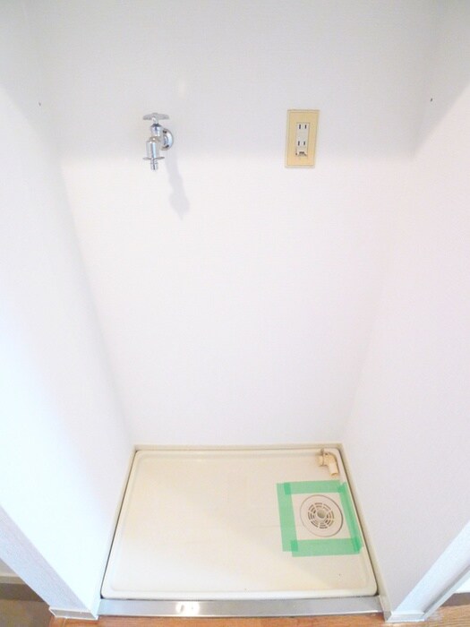 物件内観写真10　(洗濯機置場)