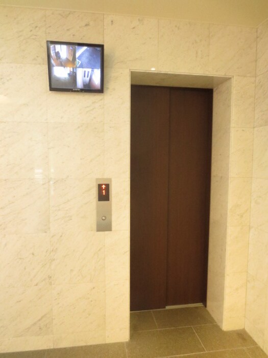 物件外観写真6　(エントランス部分)