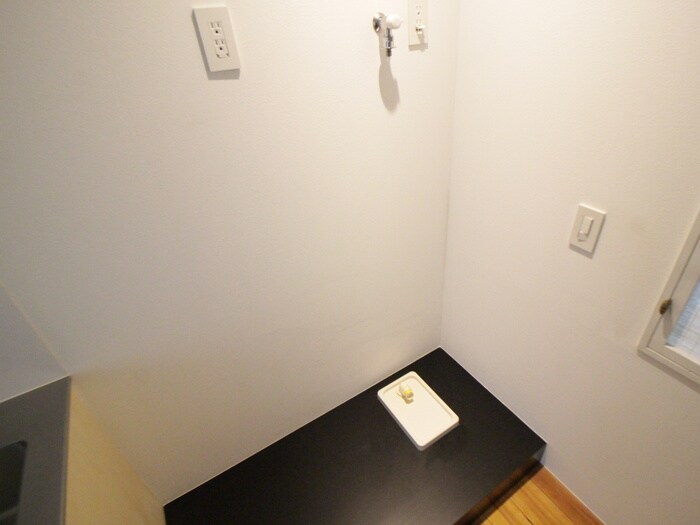 物件内観写真18　(洗濯機置場)