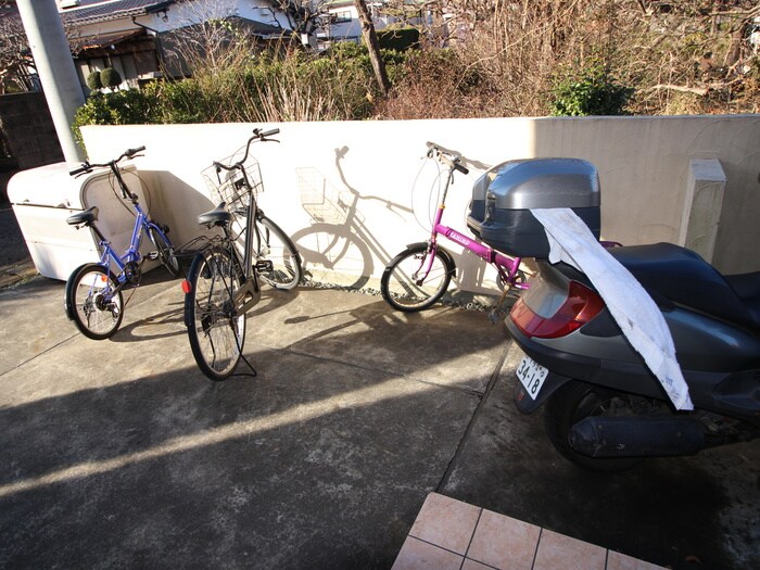 物件外観写真6　(駐輪場)