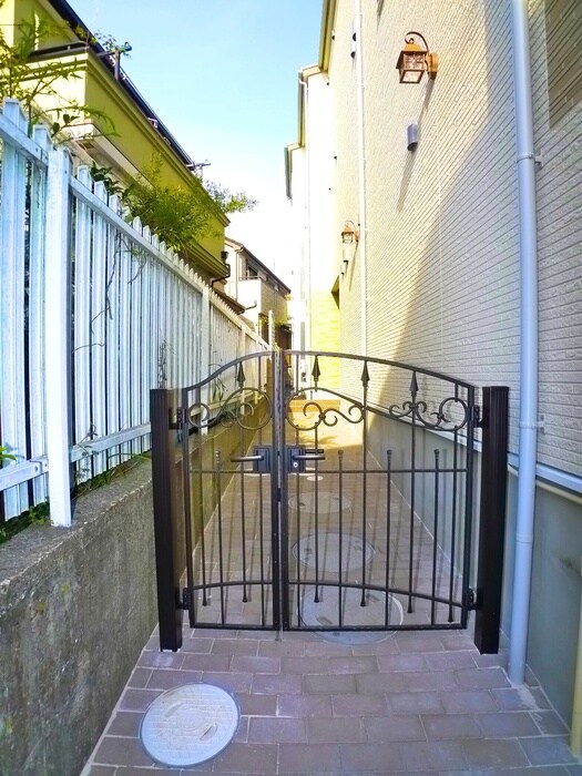 物件外観写真4　(エントランス部分)