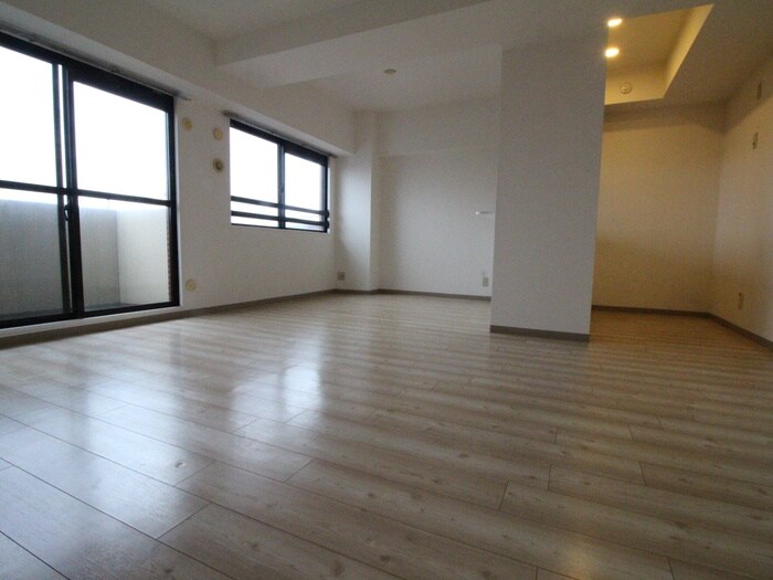 物件内観写真8　(室内からの展望)