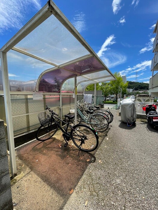 物件外観写真4　(駐輪場)