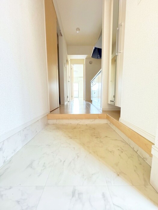 物件内観写真7　(玄関)