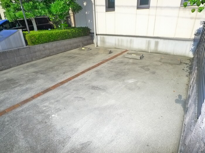 物件外観写真6　(駐車場)