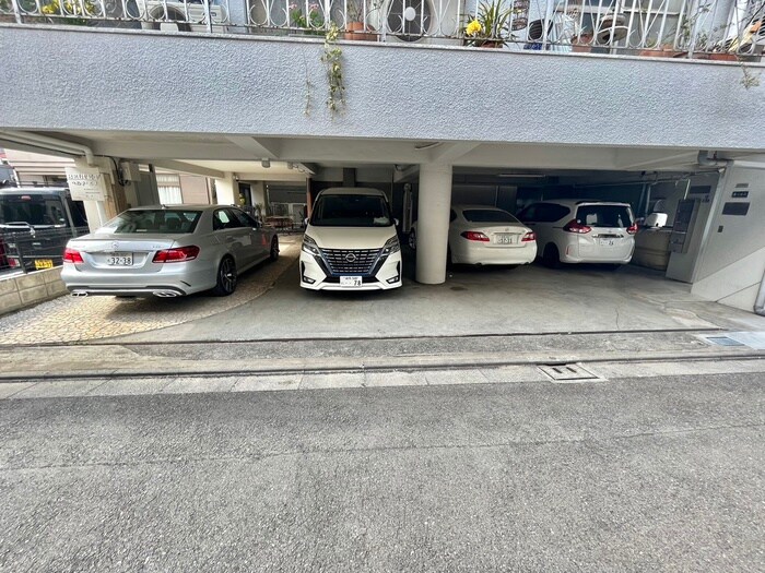 物件外観写真3　(駐車場)