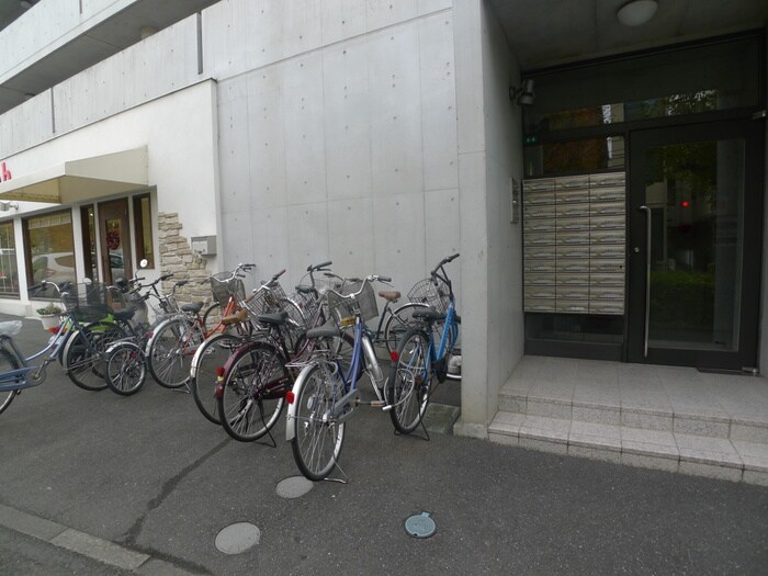 物件外観写真4　(駐輪場)
