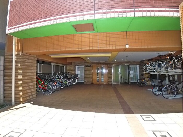 物件外観写真2　(エントランス部分)