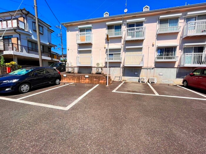 物件外観写真5　(駐車場)