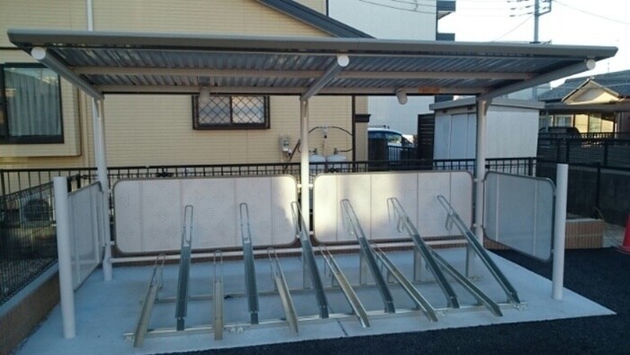 物件外観写真4　(駐輪場)