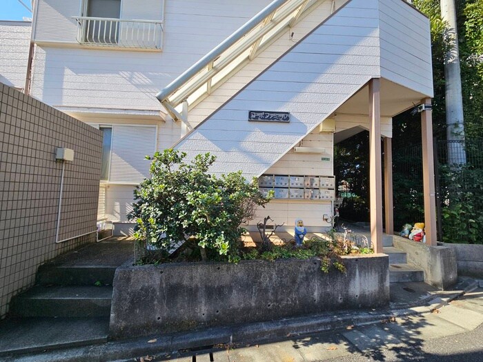 物件外観写真3　(エントランス部分)