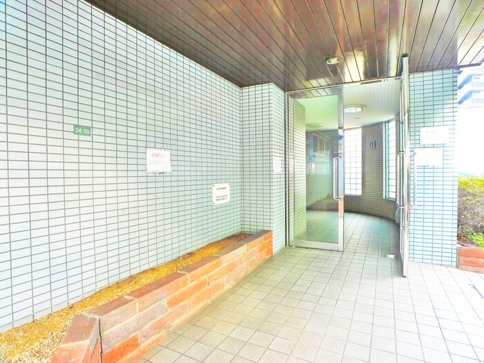 物件外観写真3　(エントランス部分)