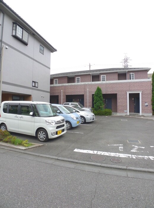 物件外観写真5　(駐車場)