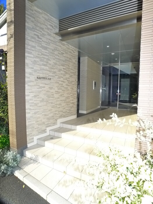 物件外観写真3　(エントランス部分)