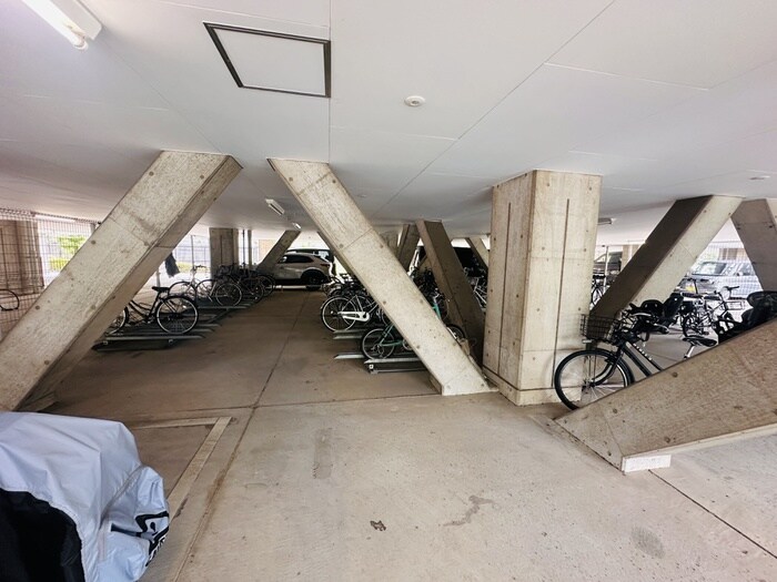 物件外観写真4　(駐輪場)