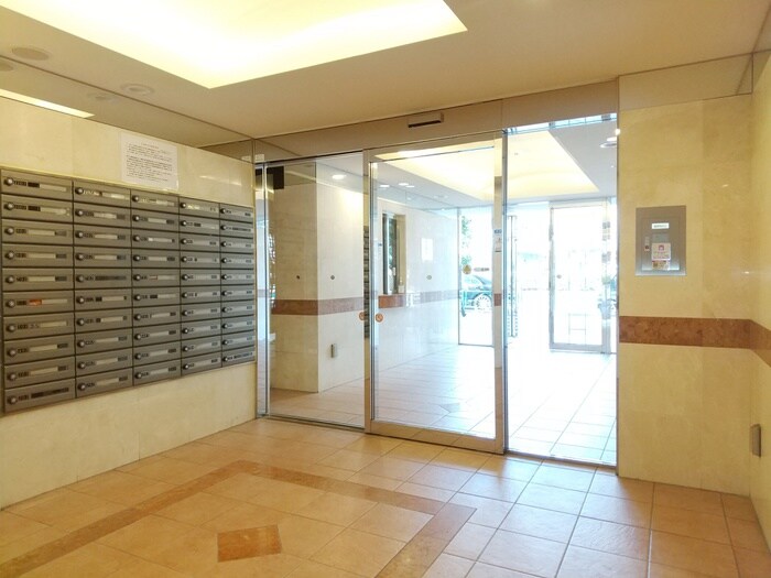 物件外観写真6　(エントランス部分)