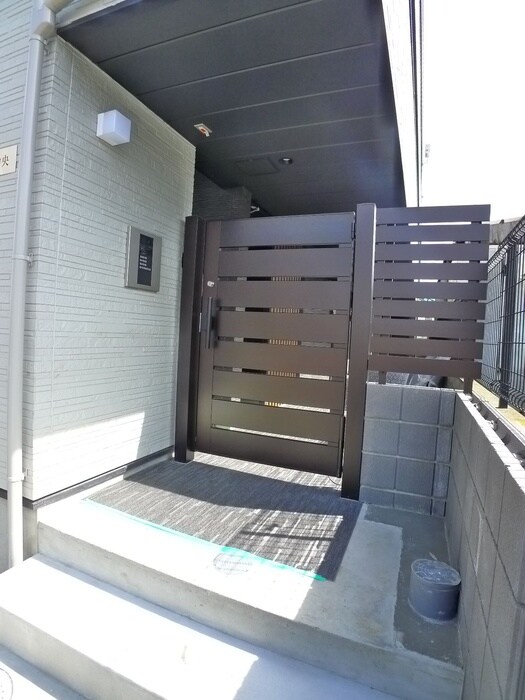 物件外観写真2　(エントランス部分)
