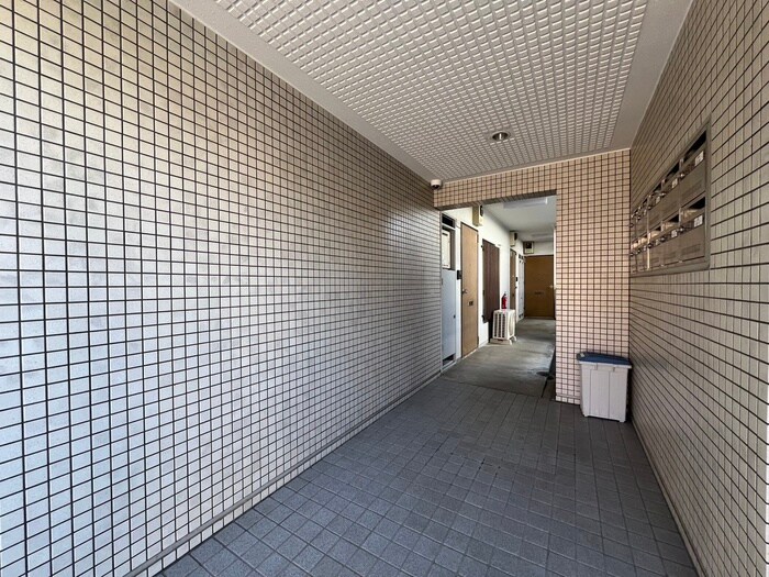 物件外観写真2　(エントランス部分)