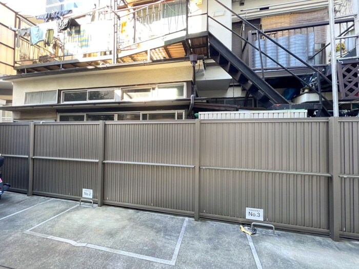 物件外観写真5　(バイク置き場)