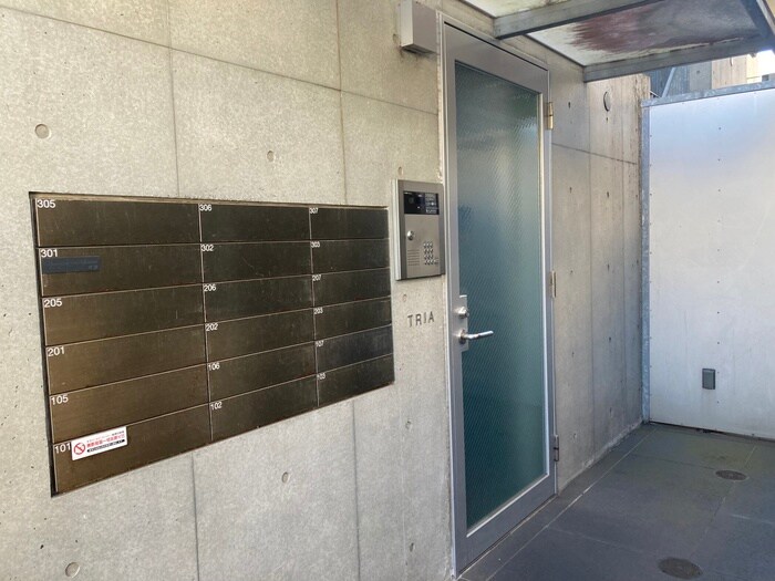 物件外観写真3　(エントランス部分)