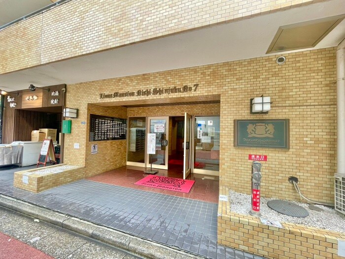 物件外観写真2　(エントランス部分)