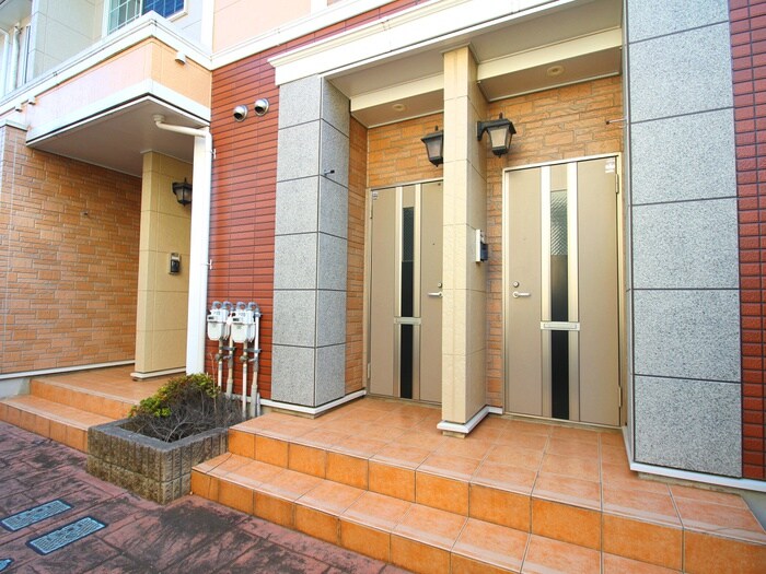 物件外観写真3　(エントランス部分)