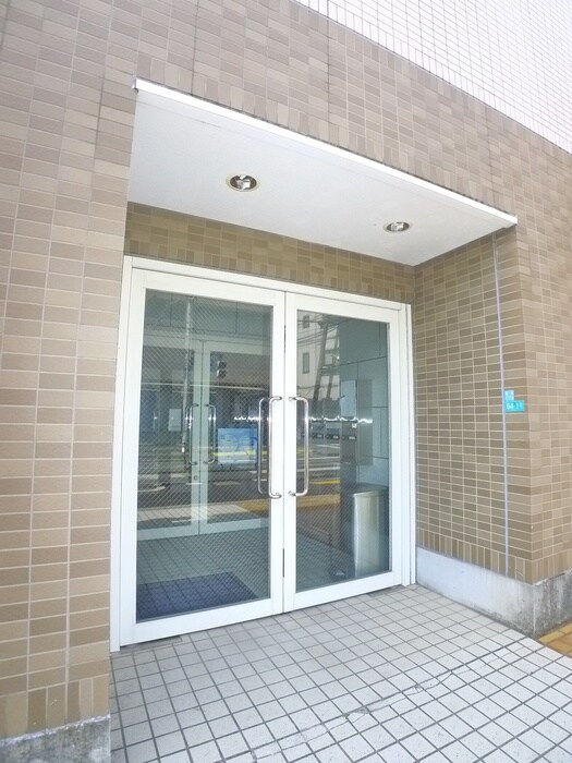 物件外観写真3　(エントランス部分)