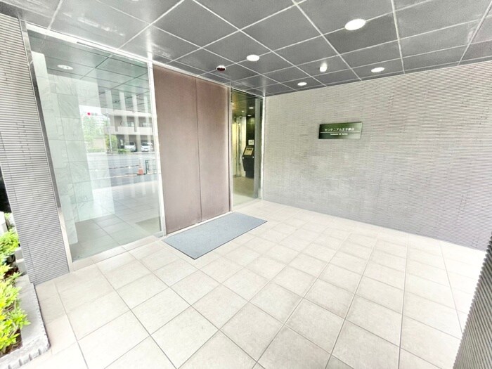 物件外観写真3　(エントランス部分)