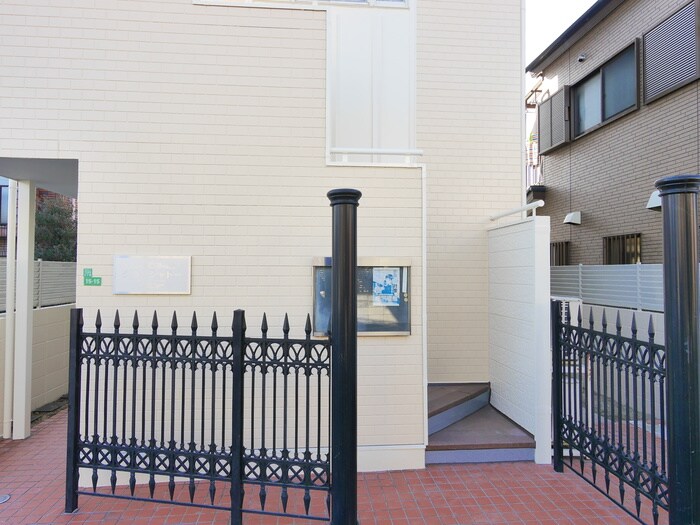 物件外観写真2　(エントランス部分)