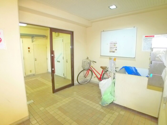 物件外観写真4　(エントランス部分)