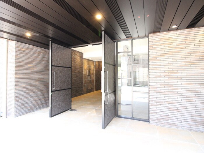 物件外観写真3　(エントランス部分)