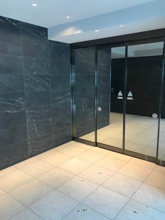 物件外観写真6　(エントランス部分)