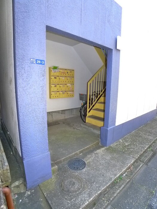 物件外観写真3　(エントランス部分)