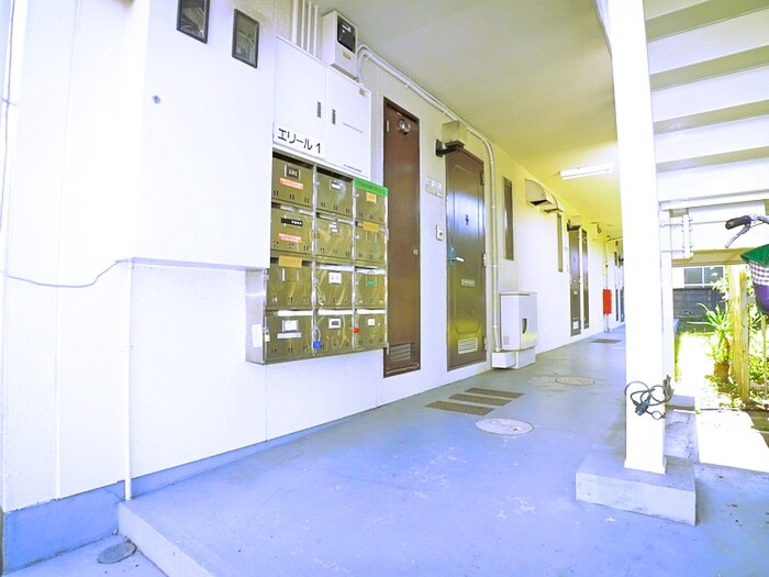 物件外観写真2　(エントランス部分)