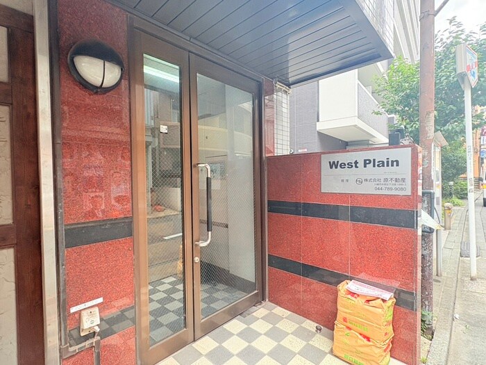 物件外観写真3　(エントランス部分)