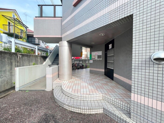 物件外観写真2　(エントランス部分)
