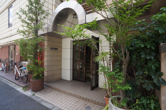 物件外観写真3　(エントランス部分)