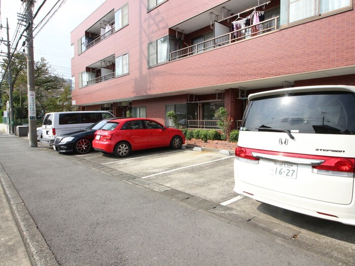 物件外観写真3　(駐車場)