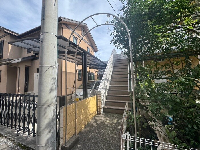 物件外観写真2　(エントランス部分)