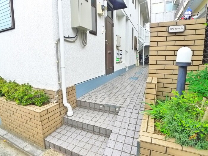 物件外観写真3　(エントランス部分)