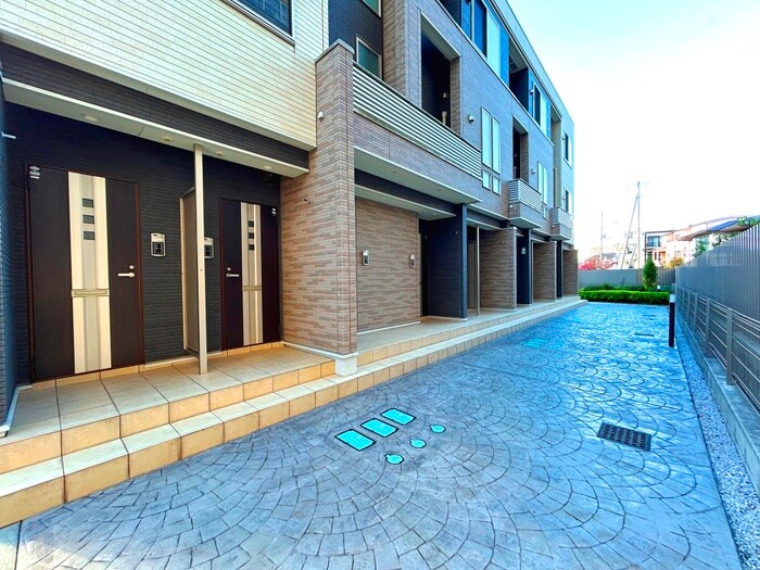 物件外観写真2　(エントランス部分)