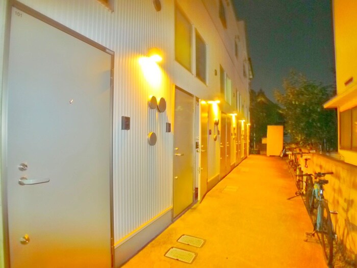 物件外観写真3　(エントランス部分)