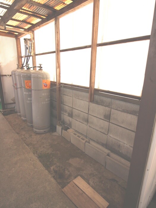 物件外観写真4　(バイク置き場)