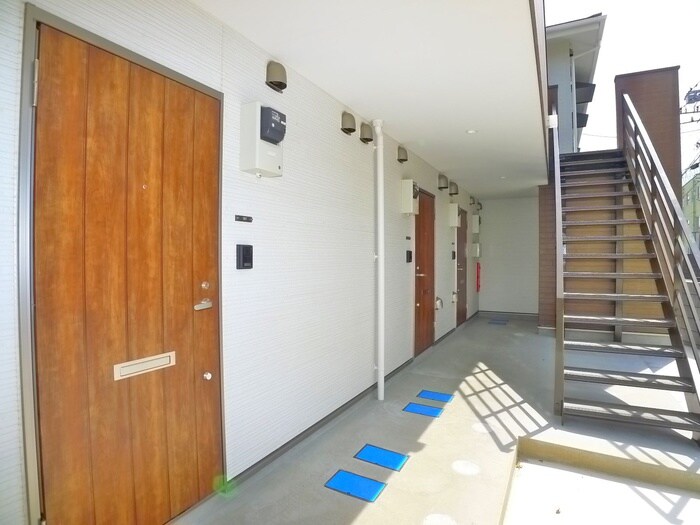 物件外観写真6　(エントランス部分)