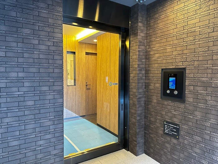 物件外観写真2　(エントランス部分)