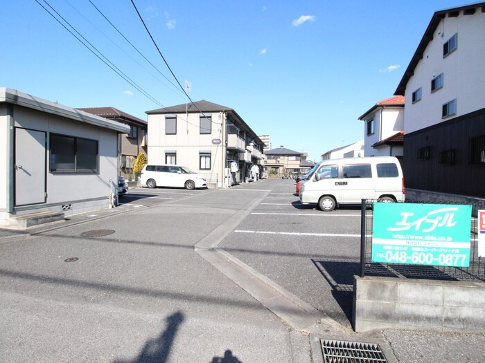 物件外観写真3　(駐車場)